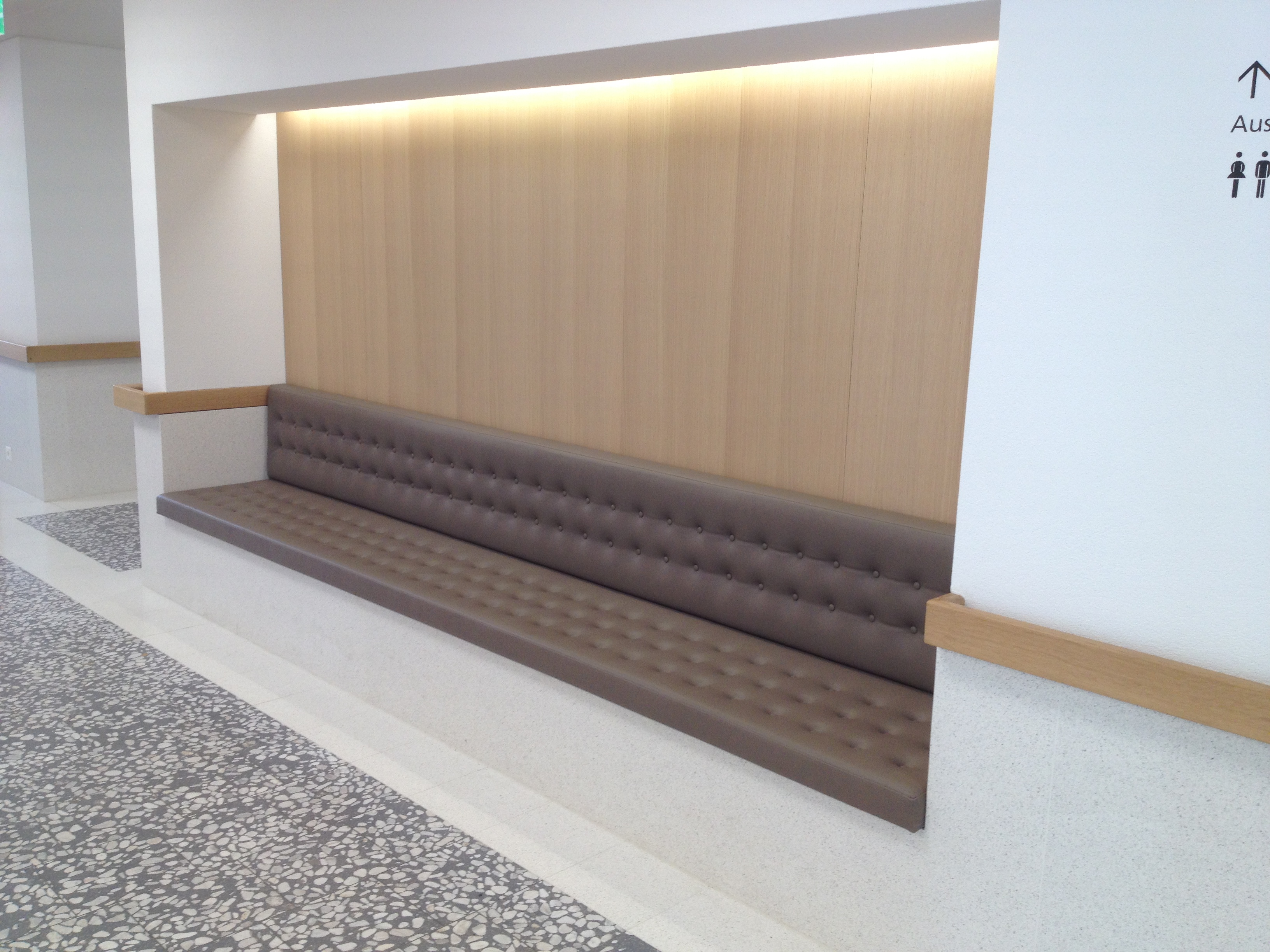 30001405 Augenklinik luzern polsterei polsterer objektpolster objekt bern zuerich neu beziehen sessel bank baenke sofa stuhl polstern leder kunstleder stoff kvadrat winter création kapitoniert 
